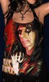 Alice Cooper osnörad närbild tryck fram.jpg